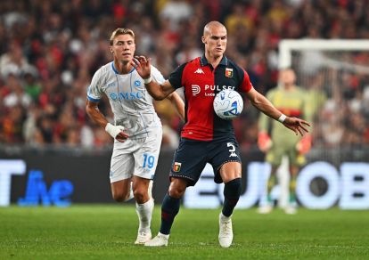GENOA, ITALY - AUGUST 22: Leo Ostigard of Genoa controls the ball under pressure from Rasmus Hojlund of Napoli during the Serie A match between Genoa CFC and SSC Napoli at Stadio Luigi Ferraris on August 22, 2026 in Genoa, Italy. (Photo by Simone Arveda/Getty Images)