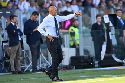 FROSINONE, ITALY - AUGUST 23: Luciano Spalletti head coach of FC Juventus gestures during the Serie A match between FC Internazionale and AC Monza at Stadio Giuseppe Meazza on August 23, 2026 in Milan, Italy. (Photo by Giuseppe Bellini/Getty Images)