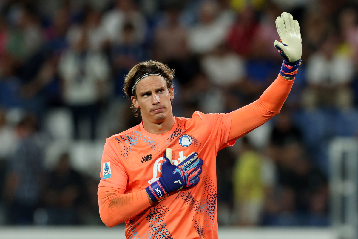 BERGAMO, ITALY - AUGUST 31: Marco Carnesecchi of Atalanta acknowledges the fans during the Serie A match between Atalanta BC and Bologna FC at Stadio Atleti Azzurri d'Italia on August 31, 2026 in Bergamo, Italy. (Photo by Claudio Villa/Getty Images)