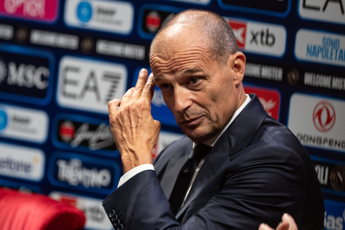NÁPOLES, ITÁLIA - 14 DE JULHO: O novo técnico do SSC Napoli, Massimiliano Allegri, foi apresentado em 14 de julho de 2026 no Teatro di San Carlo em Nápoles, Itália. (Foto: Francesco Pecoraro/Getty Images)