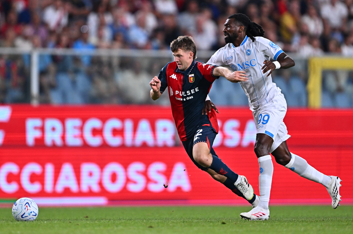 GÊNOVA, ITÁLIA - 22 DE AGOSTO: Morten Freundrup de Gênova corre a bola sob pressão de Andre-Frank Zambo Anguiza do Napoli durante a partida da Série A entre Genoa CFC e SSC Napoli no Stadio Luigi Ferraris em 22 de agosto de 2026 em Gênova, Itália. (Foto de Simone Arveda/Getty Images)