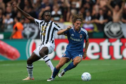 UDINE, ITALY - AUGUST 22: Nico Paz of Como and Oumar Solet of Udinese in action during the Serie A match between Udinese Calcio and Como 1907 at Stadio Friuli on August 22, 2026 in Udine, Italy. (Photo by Timothy Rogers/Getty Images)