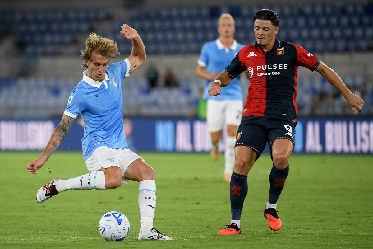ROMA, ITÁLIA - 30 DE AGOSTO: Nicolo Rovella do SS Lazio disputa a bola com Vitinha do Genoa CFC durante a partida da Série A entre SS Lazio e Genoa CFC no Stadio Olimpico em 30 de agosto de 2026 em Roma, Itália. (Foto de Marco Rossi - SS Lazio/Getty Images)