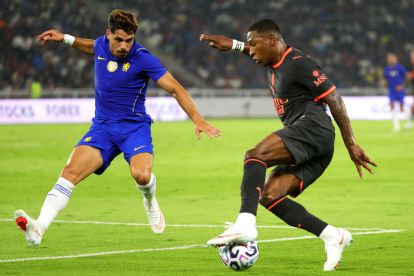 JAKARTA, INDONESIA - AUGUST 08: Pervis Estupinan of AC Milan controls the ball against Pedro Neto of Chelsea FC during the pre-season friendly between Chelsea FC and AC Milan at Gelora Bung Karno Stadium on August 08, 2026 in Jakarta, Indonesia. (Photo by Peksi Cahyo/Getty Images)