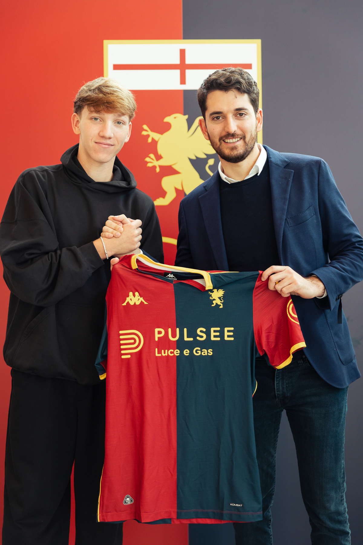 Teenage Italy talent Roberto Sacglionoe signs his first professional contract with Genoa (via www.genoacfc.it)