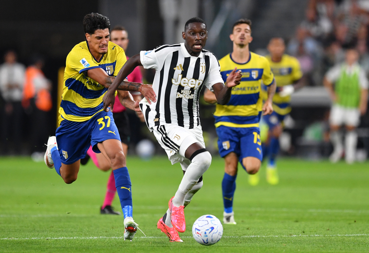 TURIN, ITALY - AUGUST 29: Randal Kolo Muani of Juventus is challenged by Mariano Troilo of Parma during the Serie A match between Juventus and Parma Calcio at Allianz Stadium on August 29, 2026 in Turin, Italy. (Photo by Valerio Pennicino/Getty Images)