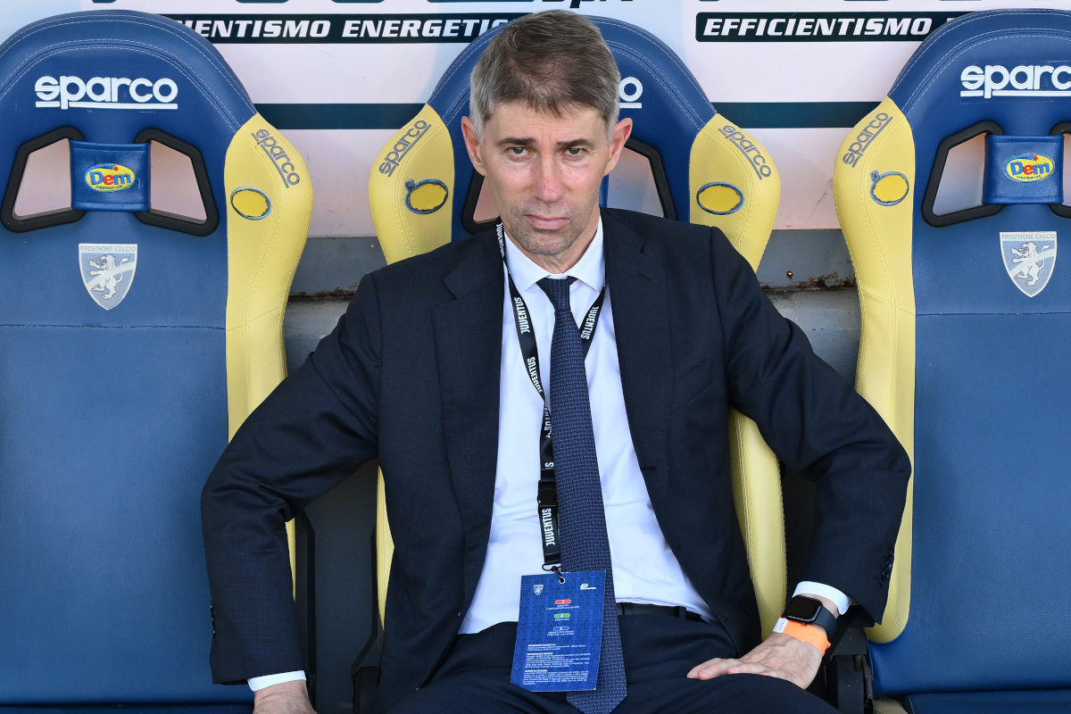 FROSINONE, ITÁLIA - 23 DE AGOSTO: Frederic Massara diretor de futebol da Juventus FC durante a partida da Série A entre Frosinone Calcio e Juventus FC no Stadio Benito Stirpe em 23 de agosto de 2026 em Frosinone, Itália. (Foto de Giuseppe Bellini/Getty Images)