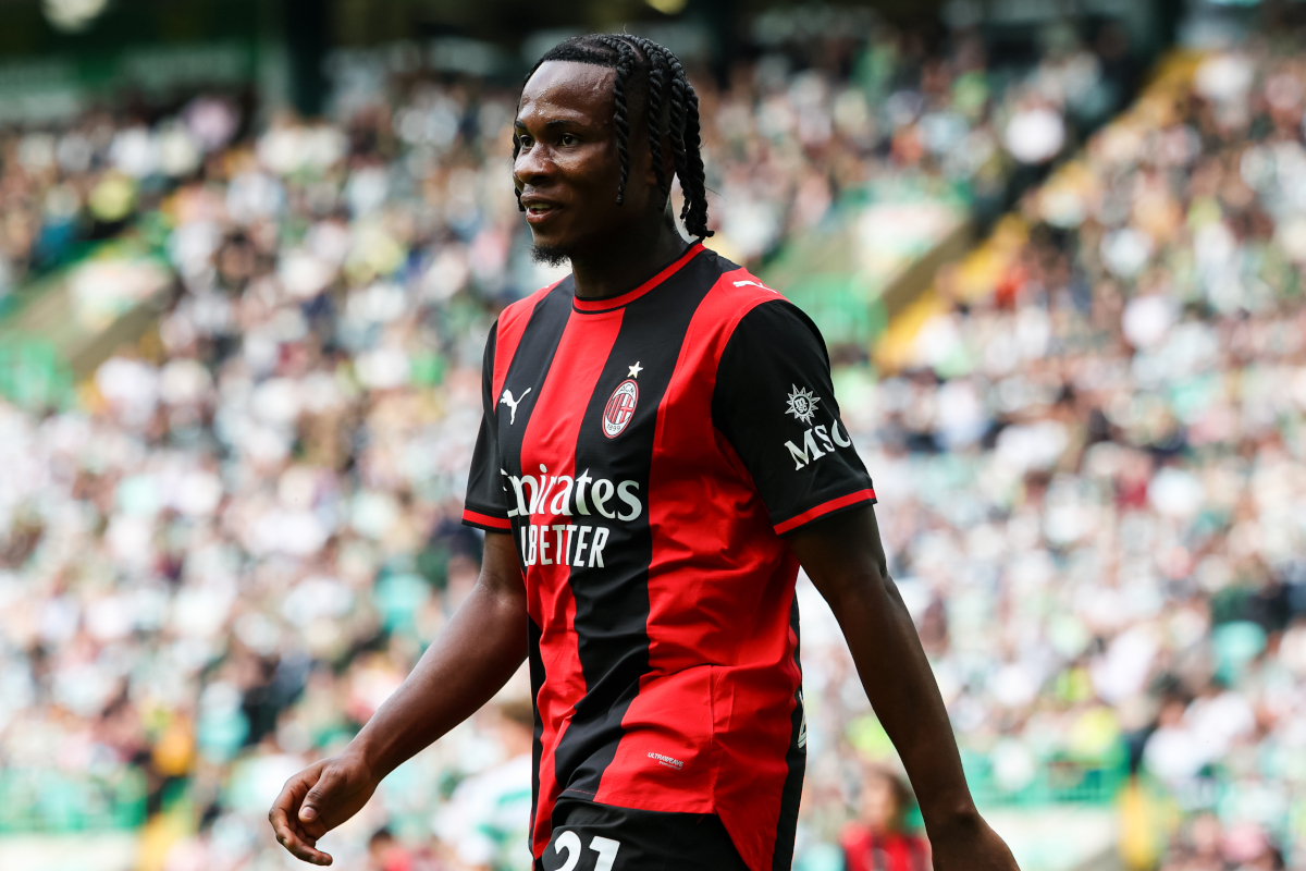 GLASGOW, ESCÓCIA - 25 DE JULHO: Samuel Chukwueze, do AC Milan, joga contra o Celtic durante seu amistoso de pré-temporada contra o AC Milan no Celtic Park em 25 de julho de 2026 em Glasgow, Escócia. (Foto de WM Sports Media/Getty Images)