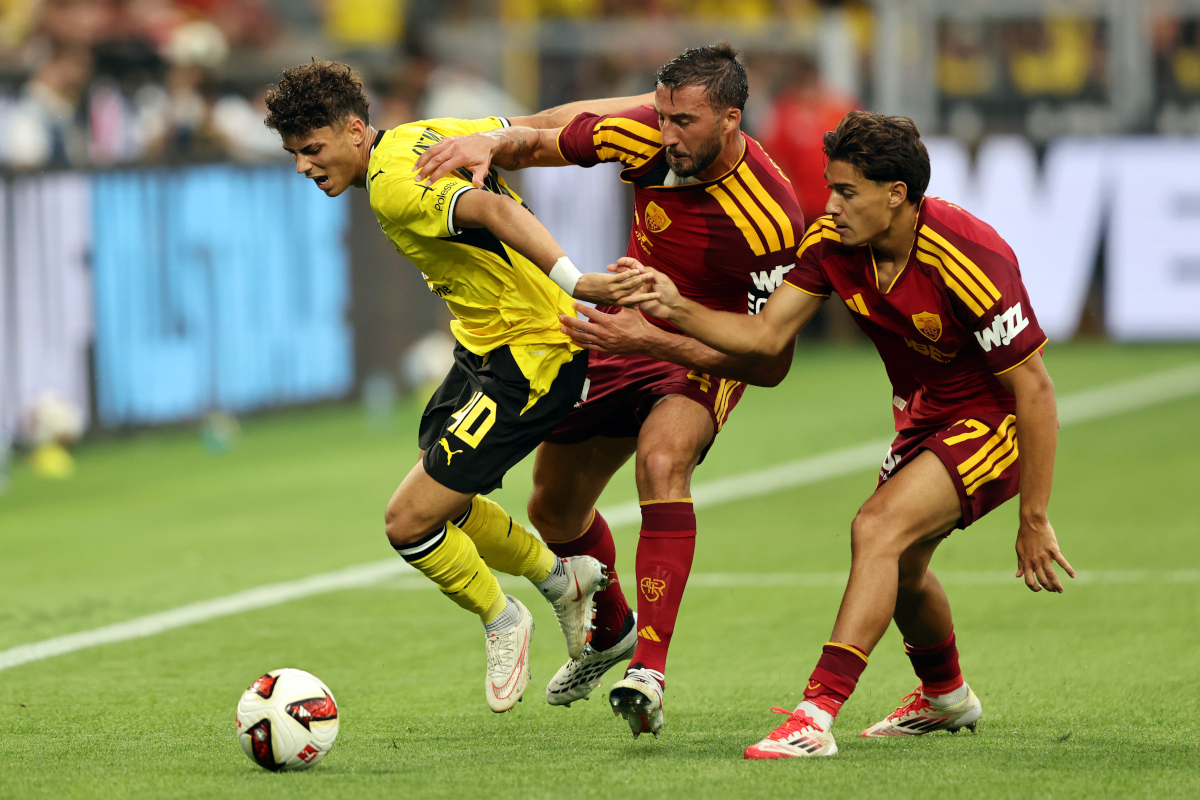 DORTMUND, ALEMANHA - 15 DE AGOSTO: Samuel Inacio do Borussia Dortmund é desafiado por Brian Cristante (esquerda) e Emanuele Rulli da Roma (direita) durante o amistoso de pré-temporada entre Borussia Dortmund e Roma no Signal Iduna Park em 15 de agosto de 2026 em Dortmund, Alemanha. (Foto de Christoph Kopsel/Getty Images)