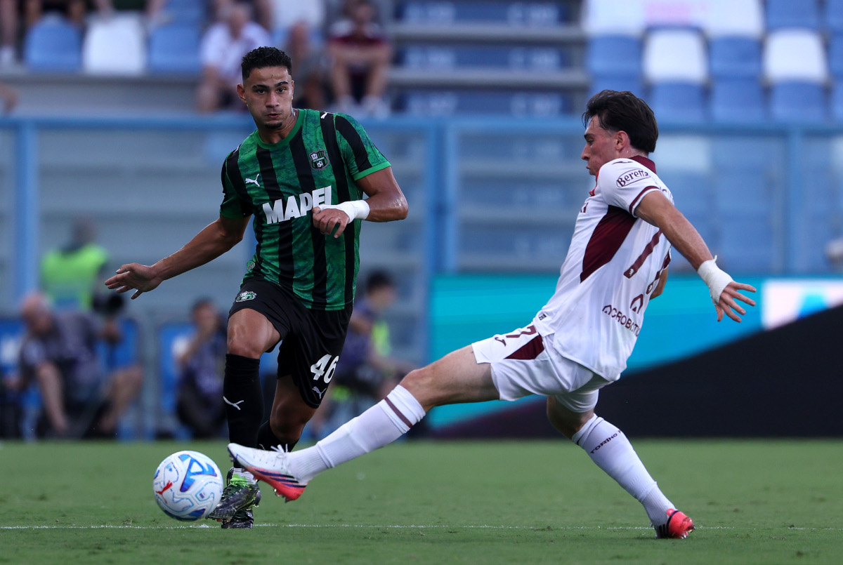 REGGONELE EMILIA, ITÁLIA - 29 DE AGOSTO: Simone Cincgrano do Sassuolo passa sob pressão de Alessio Casimani de Torino durante a partida da Série A entre US Sassuolo e Torino FC no Estadio Mapei - Tricolore em 29 de agosto de 2026 em Reggione Emilia, Itália. (Foto de Emmanuel Ciancarini/Getty Images)