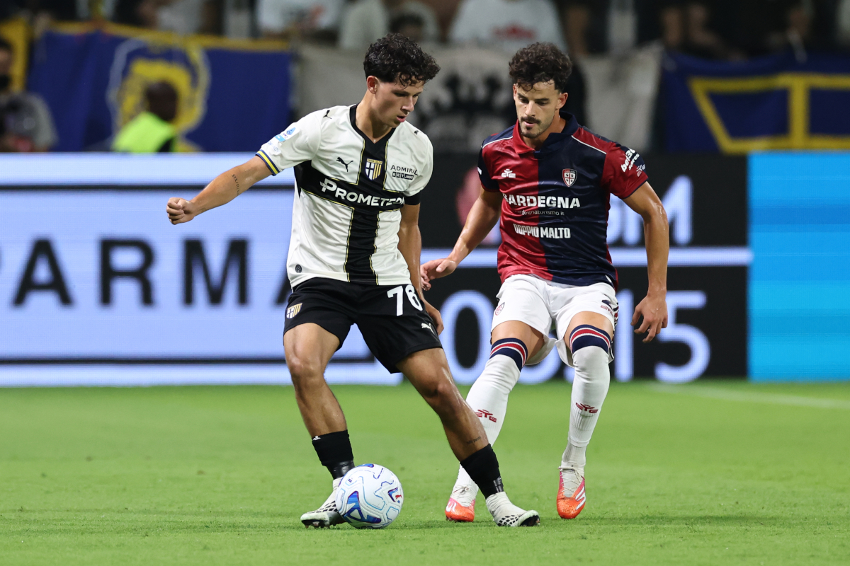 PARMA, ITALY - AUGUST 22: Simone Lontani of Parma Calcio 1913 competes for the ball with Zé Pedro of Cagliari Calcio during the Serie A match between Parma Calcio and Cagliari Calcio at Stadio Ennio Tardini on August 22, 2026 in Parma, Italy. (Photo by Luca Amedeo Bizzarri/Getty Images)
