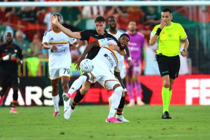 VENICE, ITALY - AUGUST 23: Toma Basic of Venezia FC competes for the ball with Willem Geubbels of US Lecce during the Serie A match between Venezia FC and US Lecce at Stadio Pier Luigi Penzo on August 23, 2026 in Venice, Italy. (Photo by Maurizio Lagana/Getty Images)