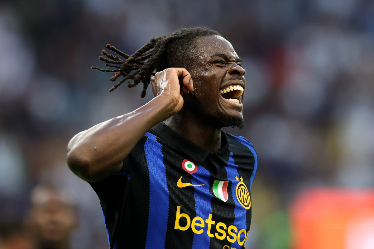 MILÃO, ITÁLIA - 22 DE AGOSTO: Jan Aurel Biszek da Internazionale comemora marcar o quarto gol de seu time durante a partida da Série A entre FC Internazionale e AC Monza no Stadio Giuseppe Mesa em 22 de agosto de 2026 em Milão, Itália. (Foto de Cláudio Villa/Getty Images)