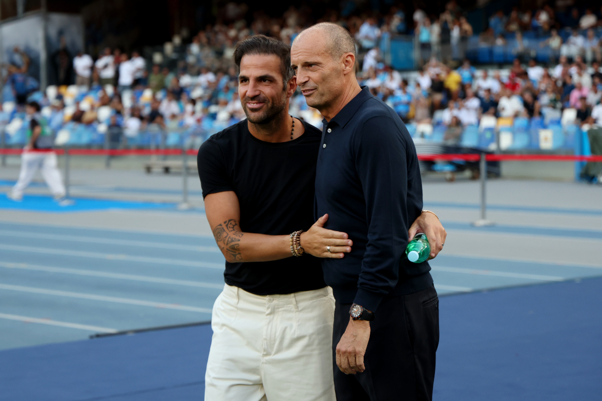 NÁPOLES, ITÁLIA - 30 DE AGOSTO: Massimiliano Allegri, técnico do Napoli, e Cesc Fabregas, técnico do Como, interagem antes da partida da Série A entre SSC Napoli e Como 1907 no Stadio Diego Armando Maradona em 30 de agosto de 2026 em Nápoles. (Foto: Francesco Pecoraro/Getty Images)
