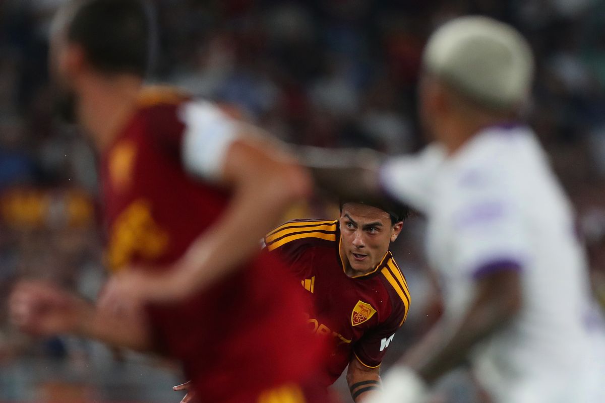 ROMA, ITÁLIA - 24 DE AGOSTO: Paulo Dybala da AS Roma em ação durante a partida da Série A entre AS Roma e ACF Fiorentina no Stadio Olimpico em 24 de agosto de 2026 em Roma, Itália. (Foto de Paolo Bruno/Getty Images)