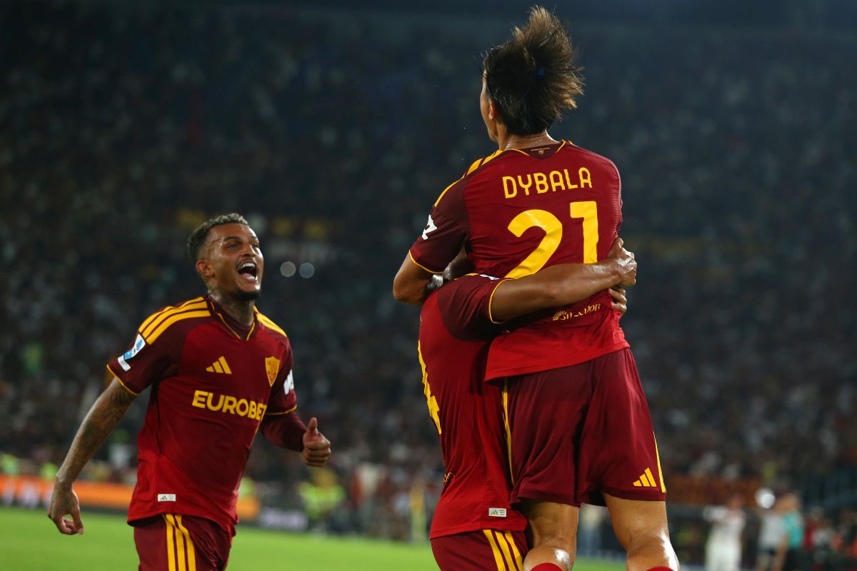 ROME, ITALY - AUGUST 24: Donyell Malen with Paulo Dybala and Wesley Franca of AS Roma celebrates during the Serie A match between AS Roma and ACF Fiorentina at Stadio Olimpico on August 24, 2026 in Rome, Italy. (Photo by Paolo Bruno/Getty Images)
