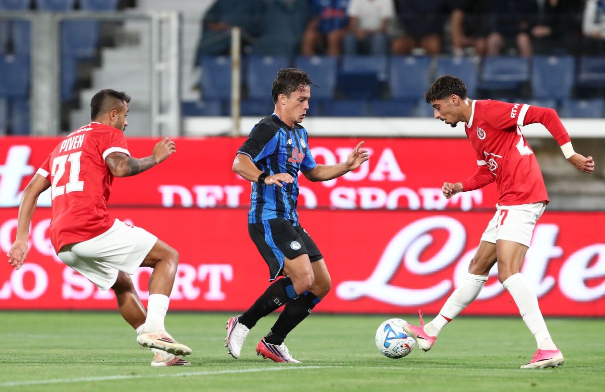BERGAMO, ITÁLIA - 20 DE AGOSTO: Giacomo Raspatori, do Atalanta PC, compete pela bola com Mor Buskila e Shahar Biven, do Hapoel Tel Aviv, durante a partida de primeira mão da rodada do play off da UEFA Conference League 2026/27. Bérgamo, Itália. (Foto de Marco Luzzani/Getty Images)
