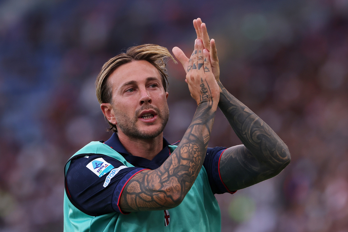 BOLOGNA, ITALY - AUGUST 24: Federico Bernardeschi of Bologna FC 1909 applauds the fans as he warms up on the sidelines during the Serie A match between Bologna FC and SS Lazio at Stadio Renato Dall'Ara on August 24, 2026 in Bologna, Italy. (Photo by Emmanuele Ciancaglini/Getty Images)