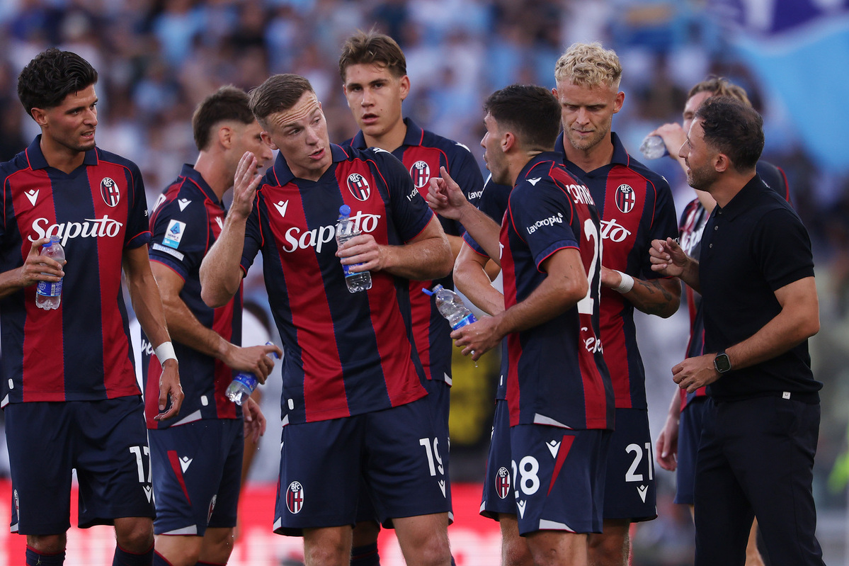 BOLOGNA, ITALY - AUGUST 24: Domenico Tedesco, Head Coach of Bologna FC 1909 speaks to his players during the Serie A match between Bologna FC and SS Lazio at Stadio Renato Dall'Ara on August 24, 2026 in Bologna, Italy. (Photo by Emmanuele Ciancaglini/Getty Images)