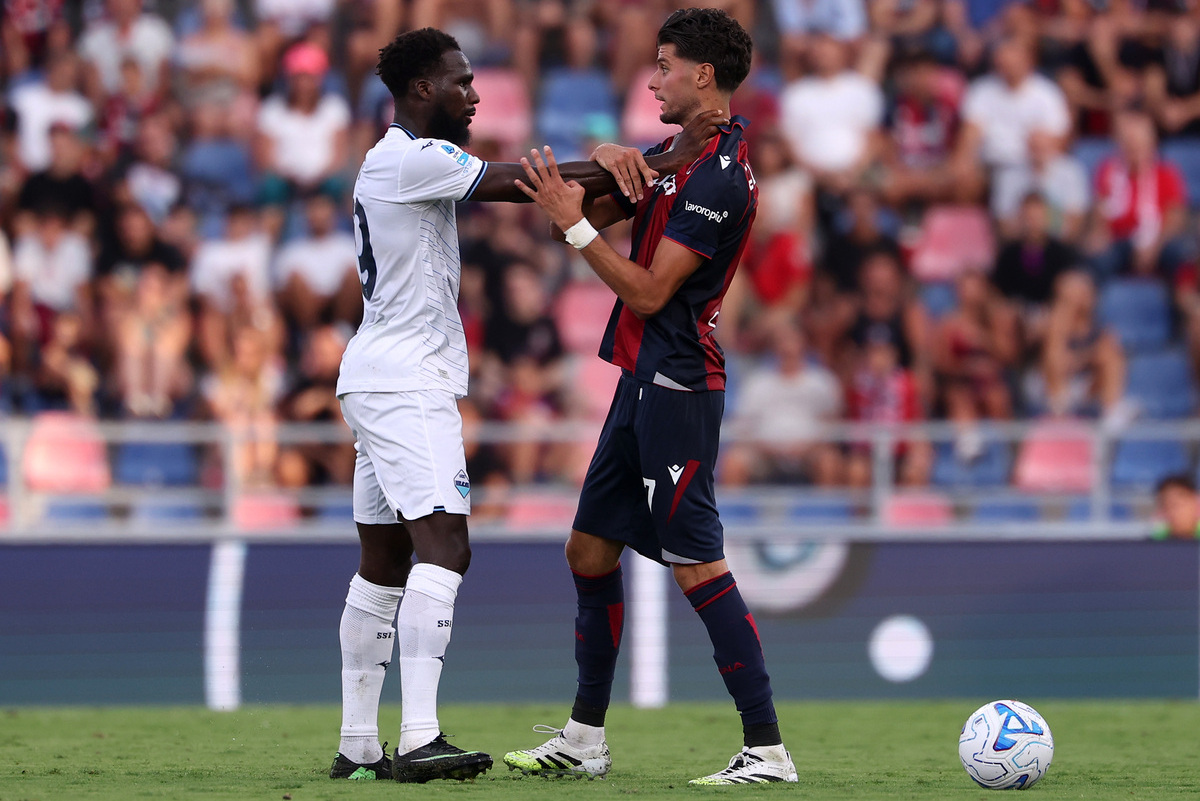 BOLOGNA, ITALY - AUGUST 24: Boulaye Dia of Lazio clashes with Oussama El Azzouzi of Bologna FC 1909 during the Serie A match between Bologna FC and SS Lazio at Stadio Renato Dall'Ara on August 24, 2026 in Bologna, Italy. (Photo by Emmanuele Ciancaglini/Getty Images)