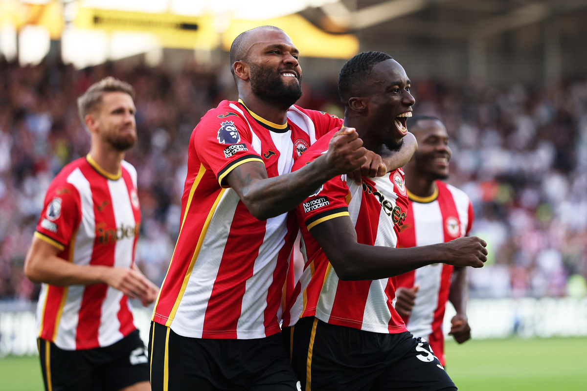 BRENTFORD, ENGLAND - AUGUST 22: Michael Kayode of Brentford and Italy celebrates scoring his team’s third goal with teammate Igor Thiago during the Premier League 2026/27 match between Brentford and Tottenham Hotspur at Gtech Community Stadium on August 22, 2026 in Brentford, England. (Photo by Ryan Pierse/Getty Images)
