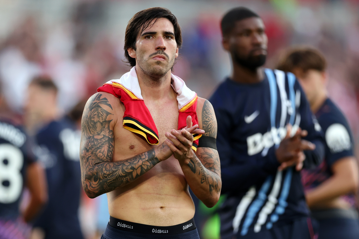 BRENTFORD, ENGLAND - AUGUST 22: Sandro Tonali of Tottenham Hotspur applauds the fans at full-time following defeat in the Premier League 2026/27 match between Brentford and Tottenham Hotspur at Gtech Community Stadium on August 22, 2026 in Brentford, England. (Photo by Alex Pantling/Getty Images)
