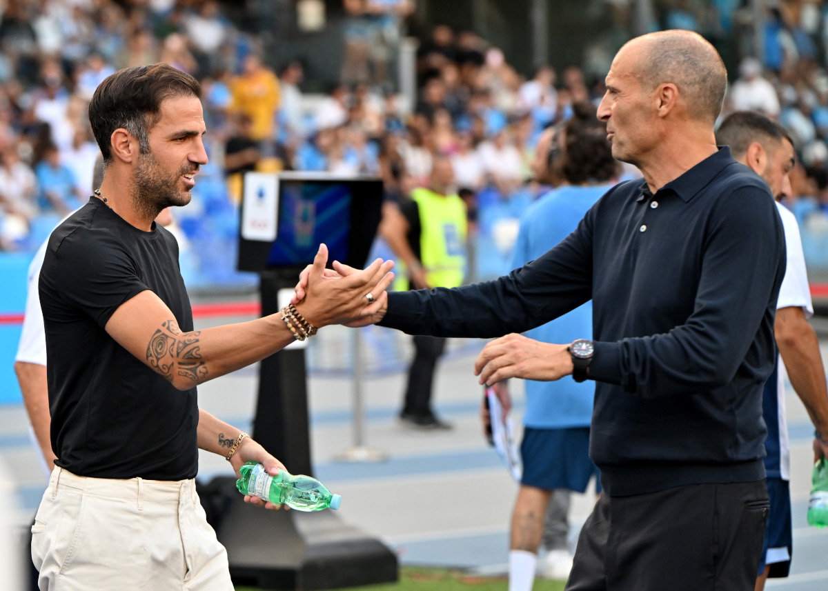 NÁPOLES, ITÁLIA - 30 DE AGOSTO: O técnico do Como, Cesc Fabregas, aperta a mão do técnico do Napoli, Massimiliano Allegri, antes da partida da Série A entre SSC Napoli e Como 1907 no Stadio Diego Armando Maradona em 30 de agosto de 2026 na Itália. (Foto: Francesco Pecoraro/Getty Images)