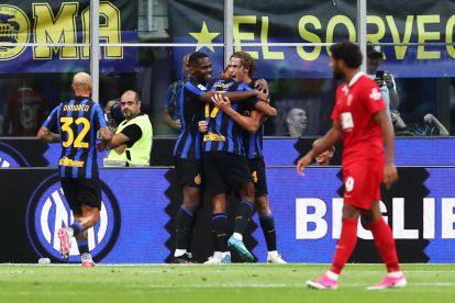 MILAN, ITALY - AUGUST 22: Francesco Pio Esposito of Internazionale celebrates scoring his team’s third goal with teammates during the Serie A match between FC Internazionale and AC Monza at Stadio Giuseppe Meazza on August 22, 2026 in Milan, Italy. (Photo by Marco Luzzani/Getty Images)