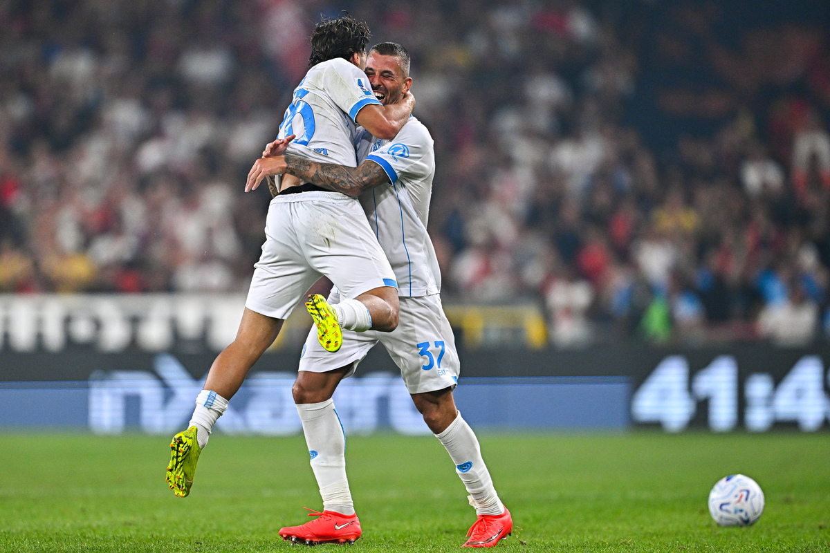GENOA, ITALY - AUGUST 22: Antonio Vergara of Napoli (left) celebrates with his team-mate Leonardo Spinazzola after scoring a goal during the Serie A match between Genoa CFC and SSC Napoli at Stadio Luigi Ferraris on August 22, 2026 in Genoa, Italy. (Photo by Simone Arveda/Getty Images)