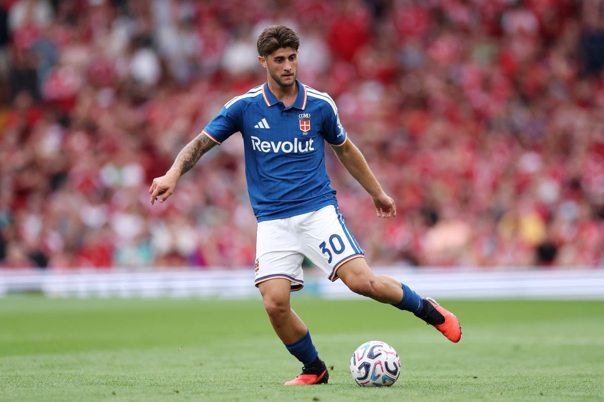 LIVERPOOL, ENGLAND - AUGUST 16: Mattia Liberali of Como Calcio runs with the ball during the pre-season friendly match between Liverpool FC and Como Calcio at Anfield on August 16, 2026 in Liverpool, England. (Photo by Lewis Storey/Getty Images)
