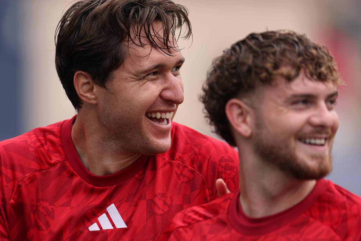 CHICAGO, ILLINOIS - 2 DE AGOSTO: Federico Ceesa #14 e Harvey Elliott #19 do Liverpool antes do amistoso contra o Leeds United no Soldier Field em 2 de agosto de 2026 em Chicago, Illinois. (Foto de Jeff Stelfox/Getty Images)