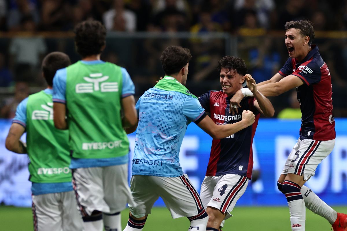 PARMA, ITALY - AUGUST 22: Alessandro Romano of Cagliari Calcio. celebrates after scoring his team's first goal during the Serie A match between Parma Calcio and Cagliari Calcio at Stadio Ennio Tardini on August 22, 2026 in Parma, Italy. (Photo by Luca Amedeo Bizzarri/Getty Images)