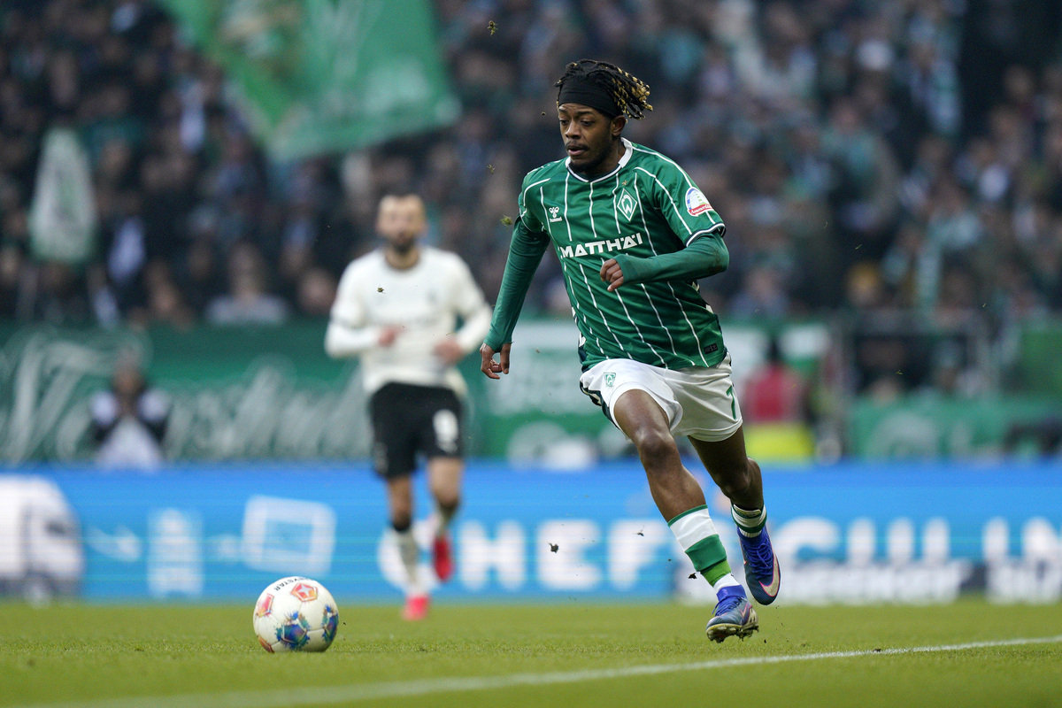 BREMEN, GERMANY - JANUARY 31: Samuel Mbangula of SV Werder Bremen runs with the ball during the Bundesliga match between SV Werder Bremen and Borussia Mönchengladbach at Weserstadion on January 31, 2026 in Bremen, Germany. (Photo by Fabio Deinert/Getty Images)