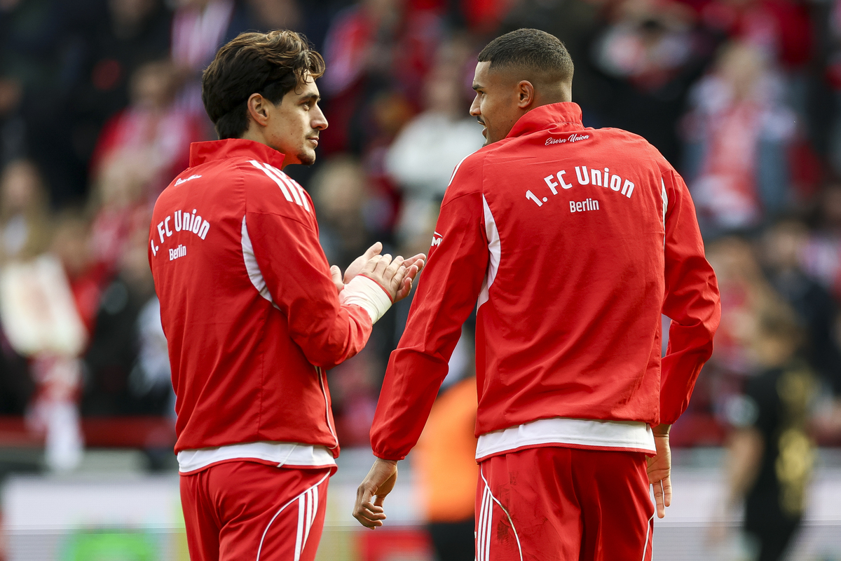 BERLIM, ALEMANHA - 16 DE MAIO: Leite Diogo e Danilo Toki cumprimentam os torcedores após a partida da 1. Bundesliga entre FC Union Berlin e FC Augsburg no Stadion an der Alten Forsteri em 16 de maio de 2026 em Berlim, Alemanha. (Foto de Maja Hitij/Getty Images)