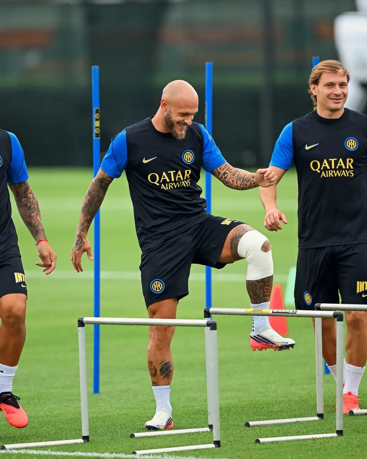 Federico DiMarco usa joelheira durante treinamento com o Inter em sua primeira partida da Liga dos Campeões da temporada 2026-27 contra o Real Madrid (via www.inter.it).