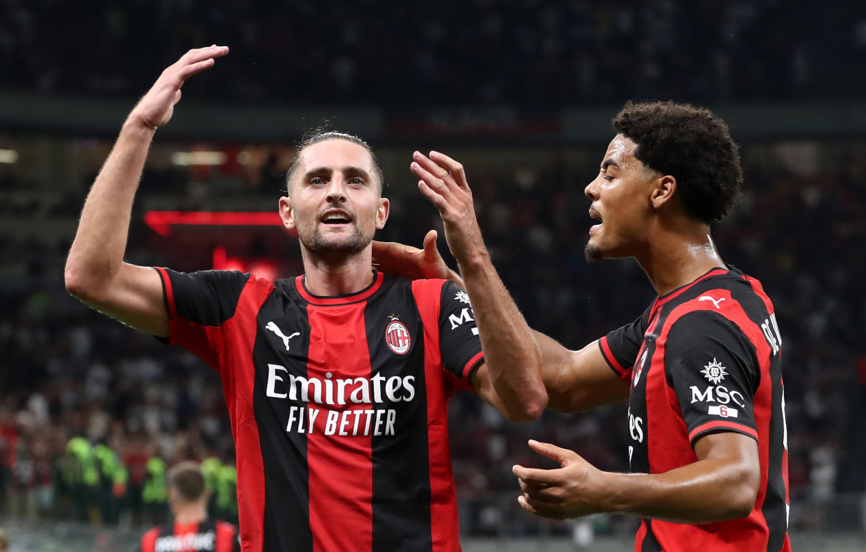 ITÁLIA - 20 DE SETEMBRO: Adrien Rabiot do AC Milan comemora marcar o segundo gol de seu time com a companheira de equipe Connie de Winter durante a partida da Série A entre AC Milan e US Lecce no Stadio Giuseppe Mesa em 20 de setembro de 2026 na Itália. (Foto de Marco Luzani/Getty Images)