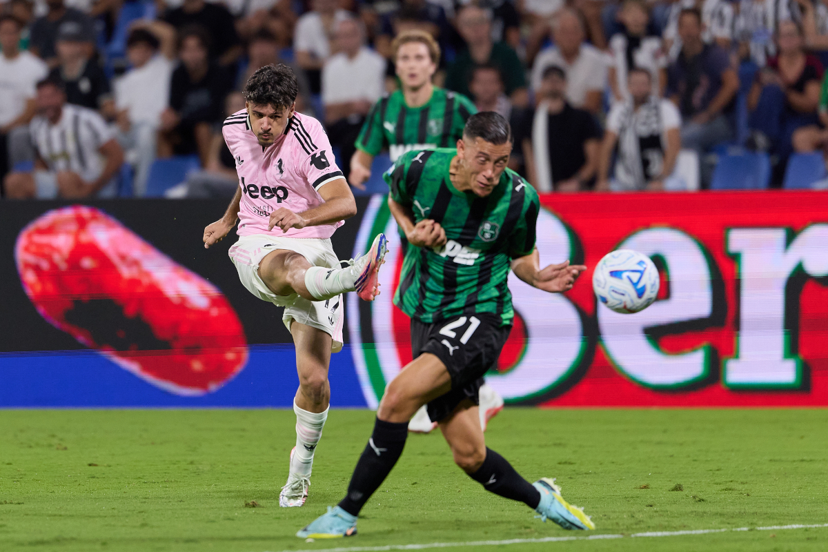 REGGIO NELL'EMILIA, ITÁLIA - 13 DE SETEMBRO: Kerim Alajbegovic da Juventus em ação durante a partida da Série A entre US Sassuolo e Juventus no Estádio Mapei - Citta' del Tricolore em 13 de setembro de 2026 em Reggio nell'Emilia, Reggio nell'Emilia. (Foto de Emmanuel Ciancaglini/Getty Images)