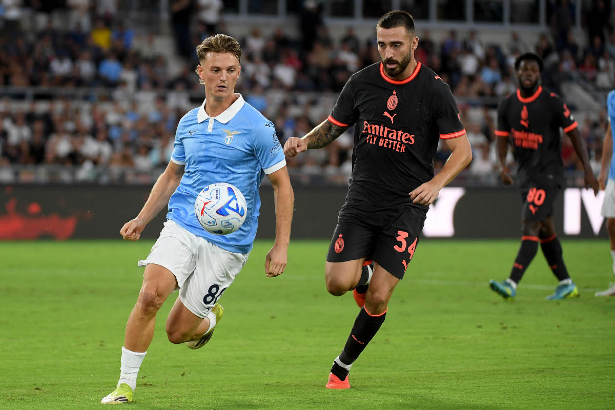 ROMA, ITÁLIA - 12 DE SETEMBRO: Albert Gudmundsson, do SS Lazio, compete pela bola com Mario Gila, do AC Milan, durante a partida da Série A entre SS Lazio e AC Milan no Stadio Olimpico em 12 de setembro de 2026 em Roma, Itália. (Foto de Marco Rossi - SS Lazio/Getty Images)