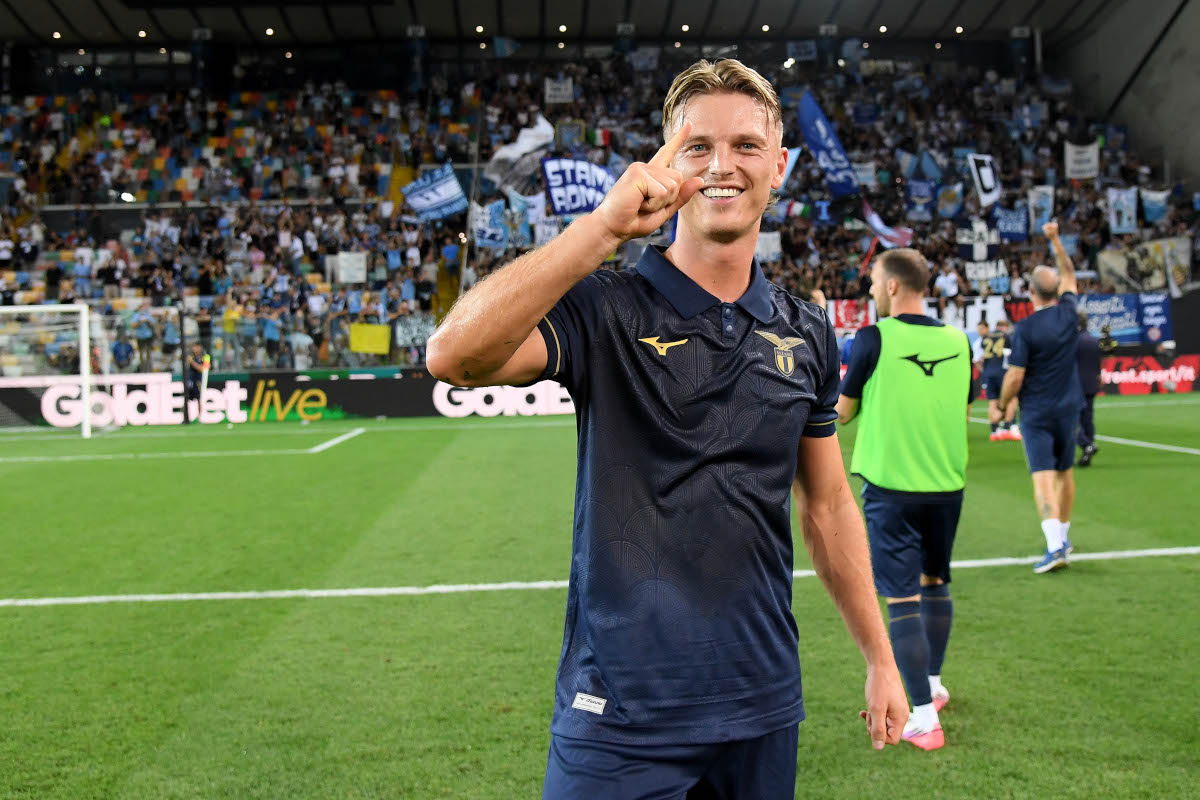 Udine, Itália - 7 de setembro: Albert Gudmundsson da SS Lazio comemora após a partida da Série A entre Udinese Calcio e SS Lazio no Stadio Friuli em 7 de setembro de 2026 em Udine, Itália. (Foto de Marco Rossi - SS Lazio/Getty Images)