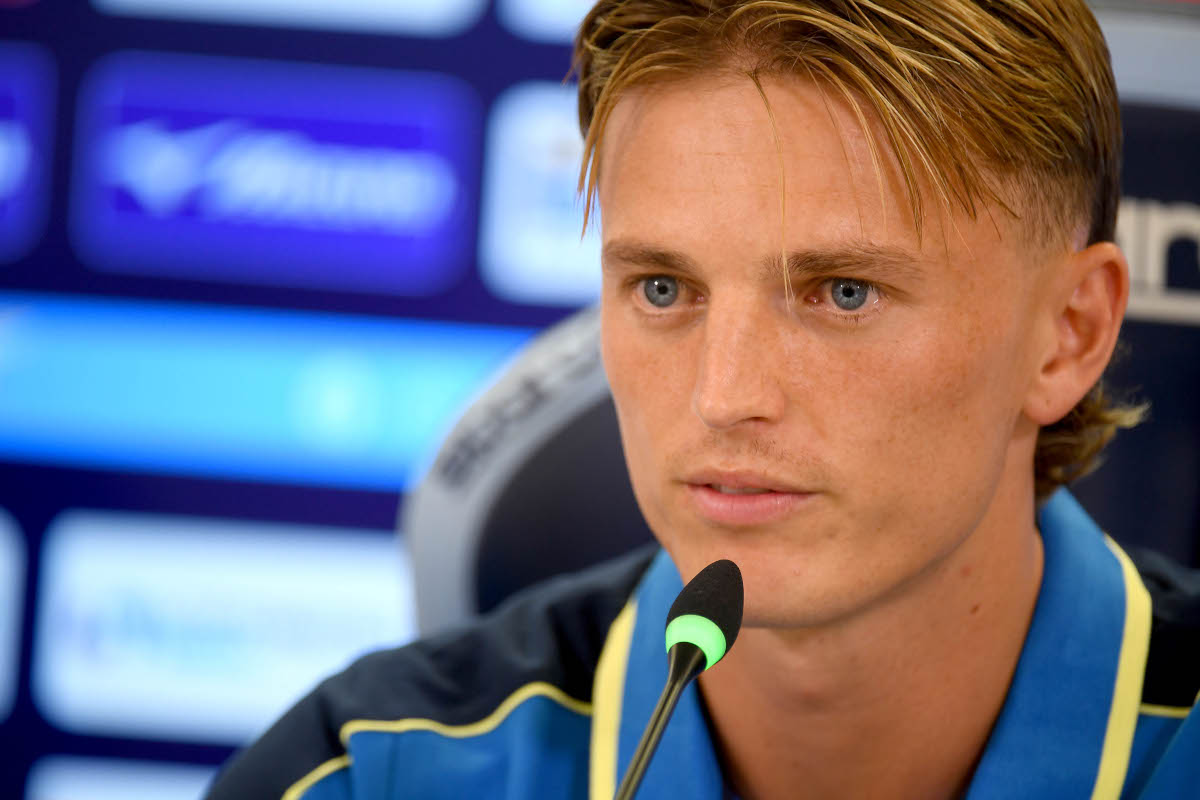 ROMA, ITÁLIA - 03 DE SETEMBRO: Albert Gudmundsson, da SS Lazio, participa da coletiva de imprensa para apresentar os novos jogadores da SS Lazio durante o treino da SS Lazio em 3 de setembro de 2026 em Roma, Itália. (Foto de Marco Rossi - SS Lazio/Getty Images)
