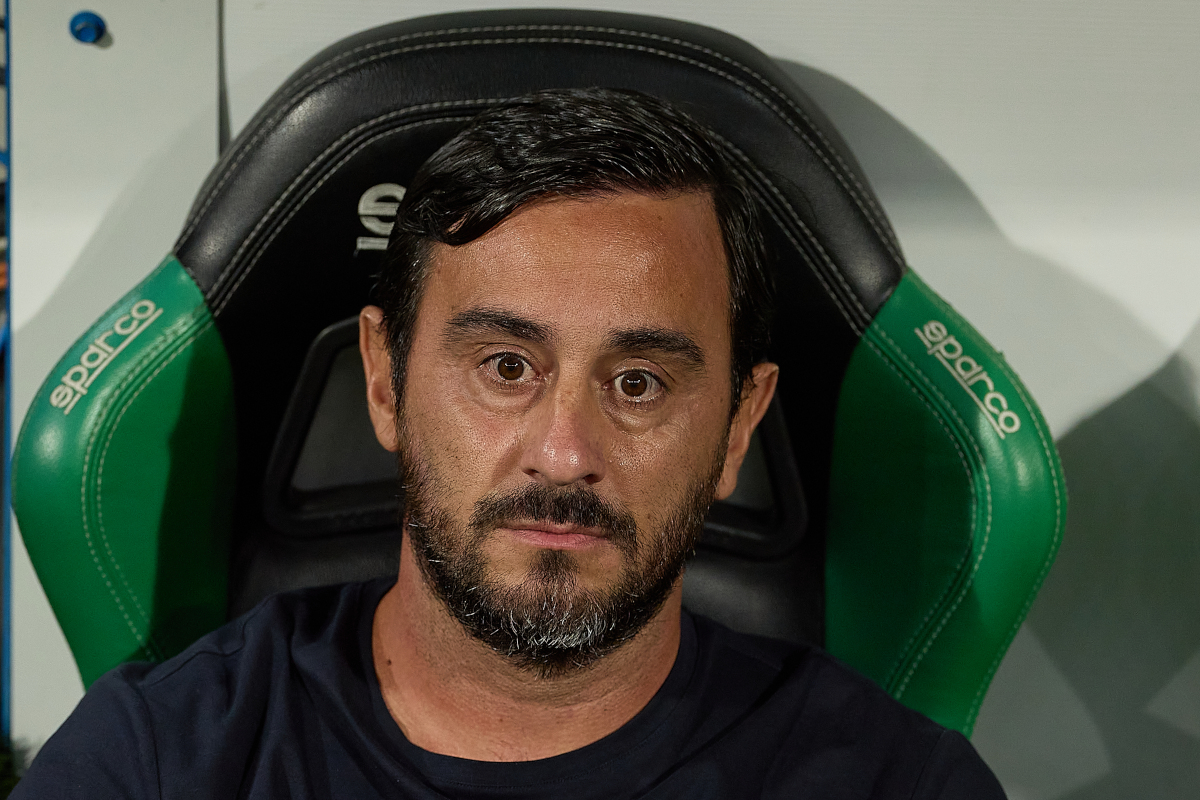 REGGIO NELL'EMILIA, ITÁLIA - 13 DE SETEMBRO: O técnico Alberto Aquilani do US Sassuolo observa durante a partida da Série A entre US Sassuolo e Juventus no Mapei Stadium - Citta 'del Tricolore em 13 de setembro de 2026 em Reggio Nell'E. (Foto de Emmanuel Ciancaglini/Getty Images)