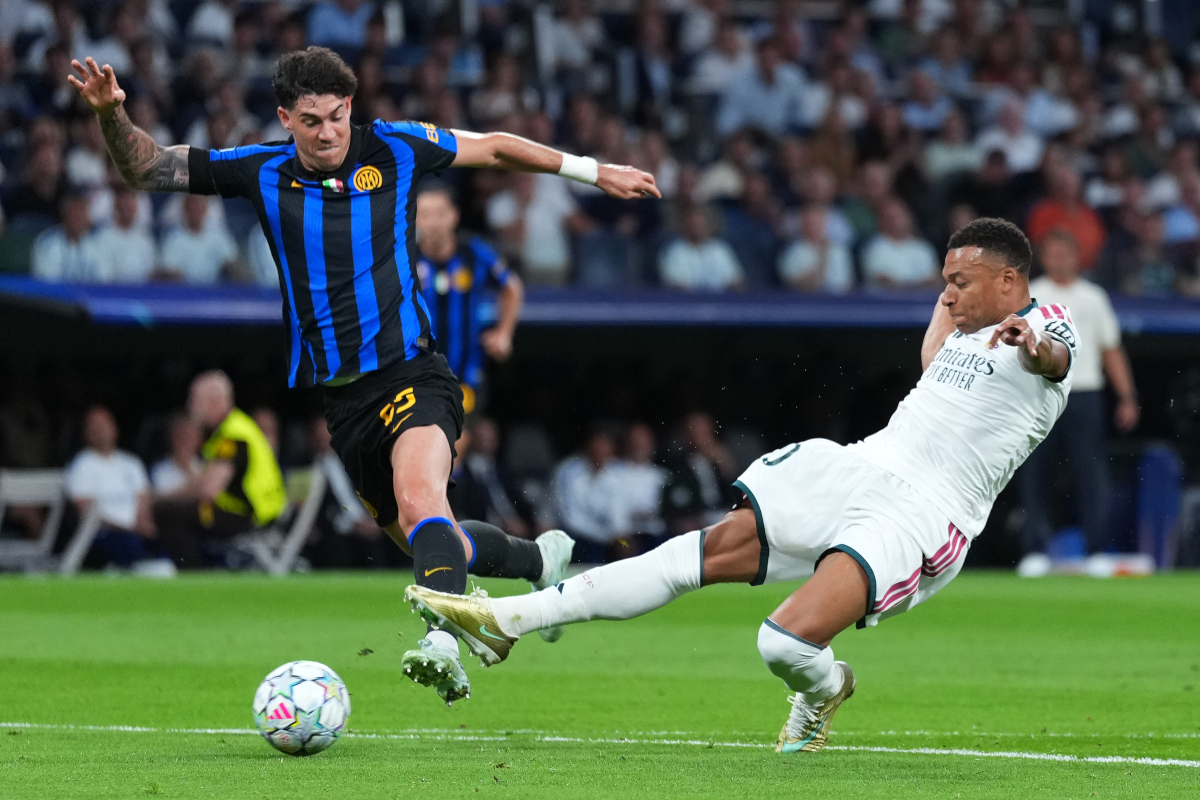 MADRID, ESPANHA - 08 DE SETEMBRO: Kylian Mbappe, do Real Madrid, marca o primeiro gol de seu time sob pressão de Alessandro Bastoni, do Internacional, durante a partida da Fase MD1 da Liga dos Campeões da UEFA 2026/27. 08 de outubro de 2026 em Madri, Espanha. (Foto de Angel Martinez/Getty Images)