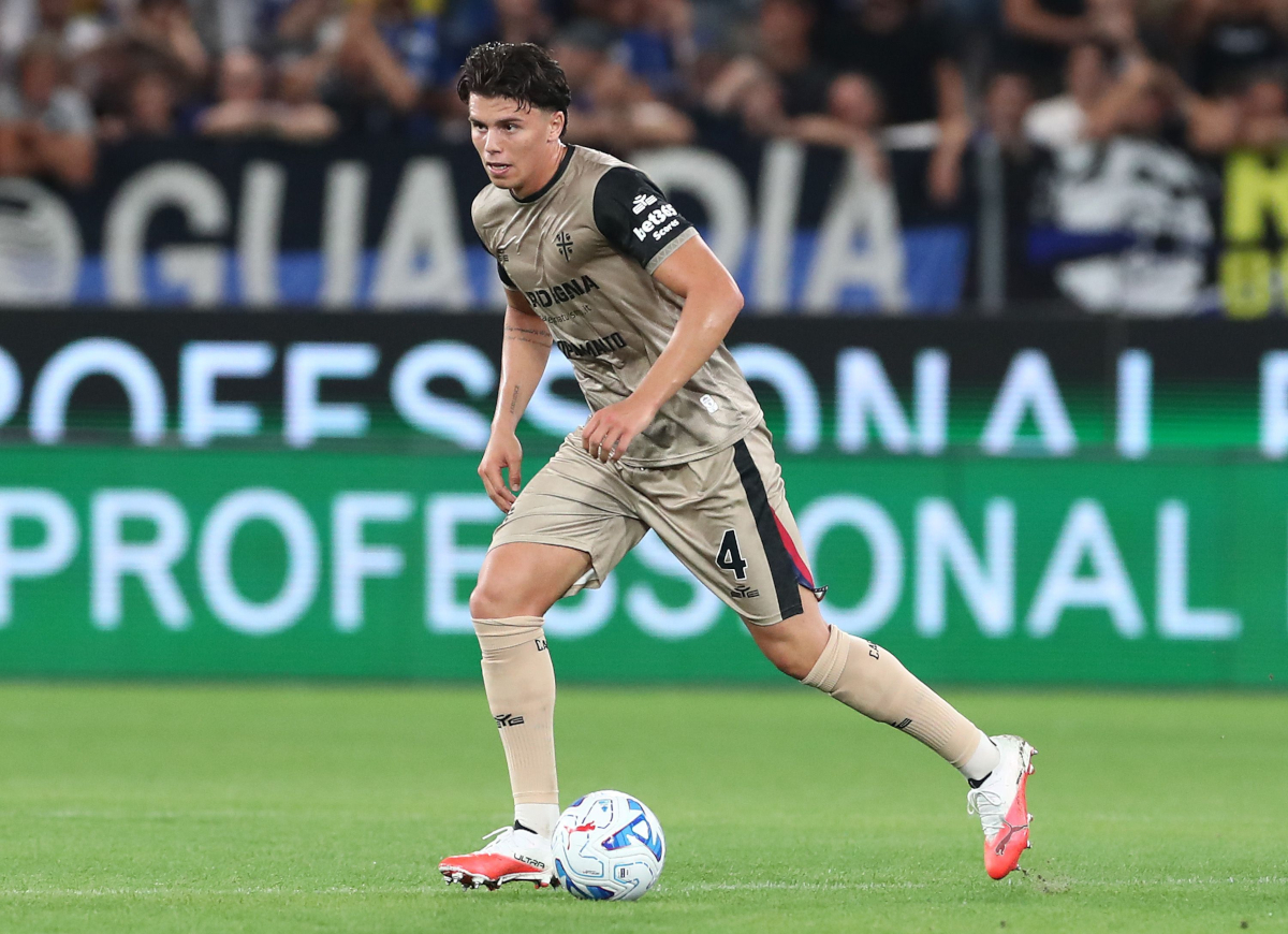 BERGAMO, ITÁLIA - 12 DE SETEMBRO: Alessandro Romano do Cagliari Calcio em ação durante a partida da Série A entre Atalanta PC e Cagliari Calcio no Stadio Atleti Azzurri d'Italia em 12 de setembro de 2026 em Bérgamo, Itália. (Foto de Marco Luzzani/Getty Images)