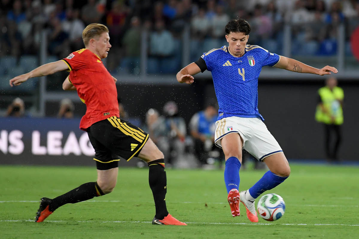 ROMA, ITÁLIA - 25 DE SETEMBRO: Alessandro Romano da Itália disputa a bola com Kevin De Bruyne durante a partida da fase de grupos da Liga das Nações 2026/27 da UEFA entre Itália e Bélgica no Stadio Olimpico em 25 de setembro de 2026 em Roma, Itália. (Foto de Marco Rossi/Getty Images)