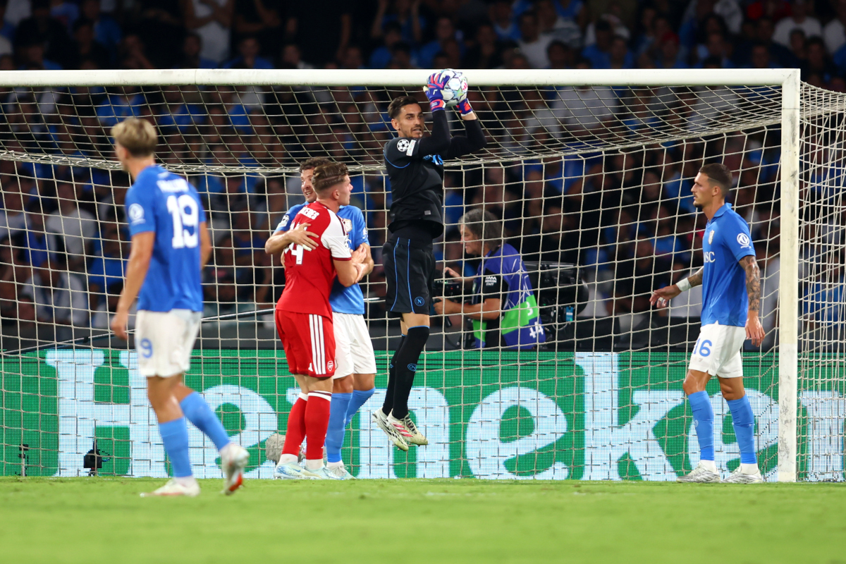 NÁPOLES, ITÁLIA - 09 DE SETEMBRO: Alex Meret do SSC Napoli durante a partida MD1 da UEFA Champions League 2026/27 League Stage entre SSC Napoli e Arsenal FC no Stadio Diego Armando Maradona em 09 de setembro de 2026 em Nápoles, Itália. (Foto de Maurício Lagana/Getty Images)