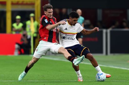 ITALY - SEPTEMBER 20: Danilo Veiga of U.S. Lecce is challenged by Alexis Saelemaekers of AC Milan during the Serie A match between AC Milan and US Lecce at Stadio Giuseppe Meazza on September 20, 2026 in Italy. (Photo by Marco Luzzani/Getty Images)