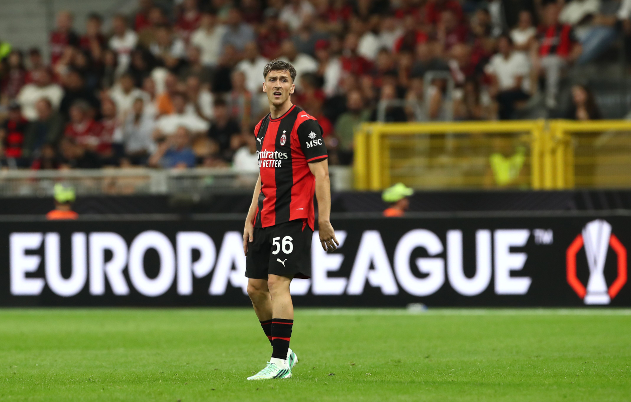 ITÁLIA - 16 DE SETEMBRO: Alexis Salemacher do AC Milan observa durante a partida MT1 da UEFA Europa League 2026/27 League Stage entre AC Milan e SL Benfica no Stadio San Siro em 16 de setembro de 2026 na Itália. (Foto de Marco Luzani/Getty Images)