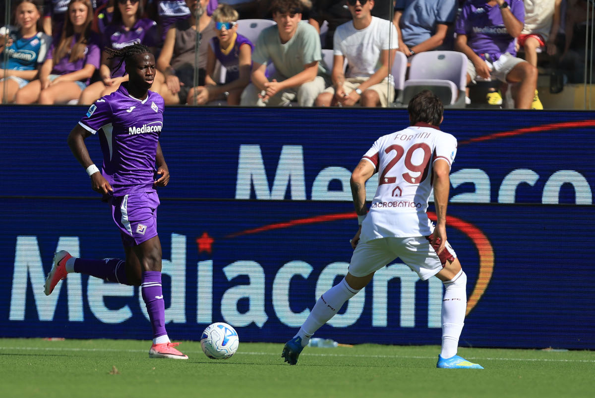 FLORENÇA, ITÁLIA - 5 DE SETEMBRO: Alieu Njie da ACF Fiorentina em ação durante a partida da Série A entre ACF Fiorentina e Torino FC no Stadio Artemio Franchi em 5 de setembro de 2026 em Florença, Itália. (Foto de Gabriel Maltindi/Getty Images)