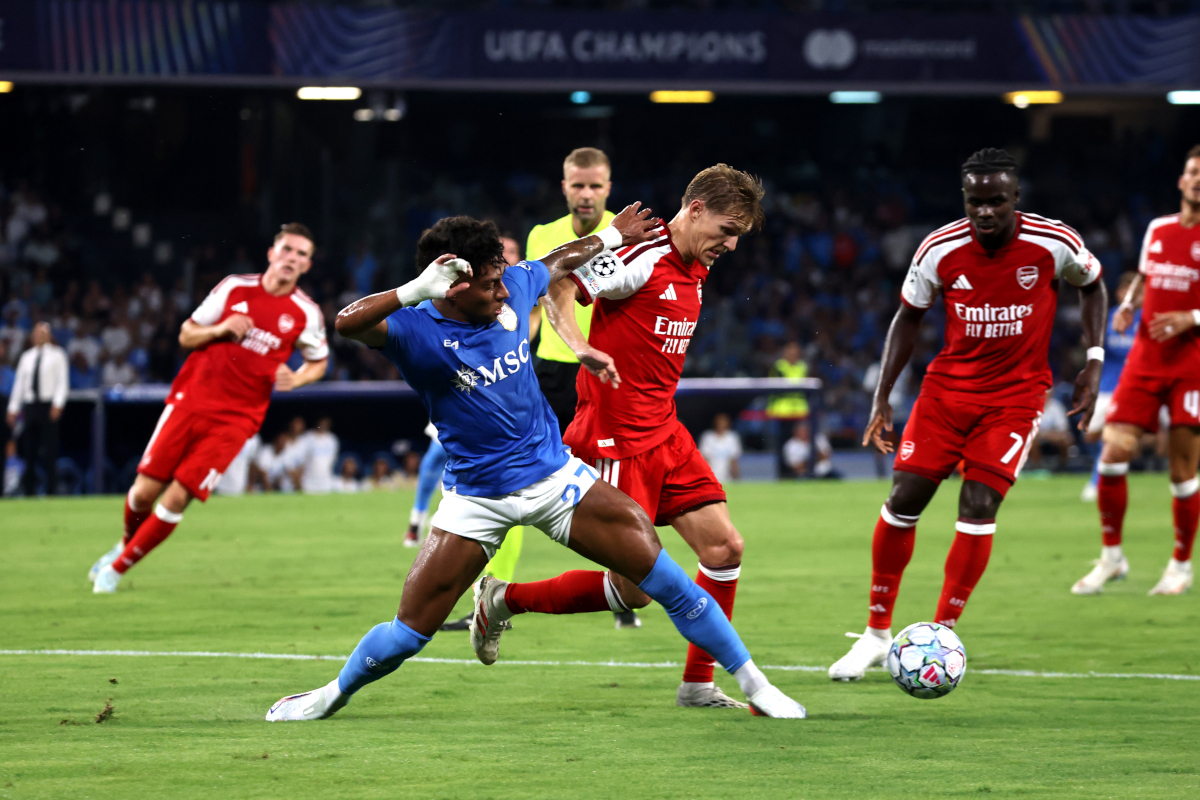 NÁPOLES, ITÁLIA - 09 DE SETEMBRO: Alison Santos do SSC Napoli durante a partida MD1 da UEFA Champions League 2026/27 League Stage entre SSC Napoli e Arsenal FC no Stadio Diego Maradona em 20 de setembro de 2020 em Napoli, Napoli. (Foto de Maurício Lagana/Getty Images)