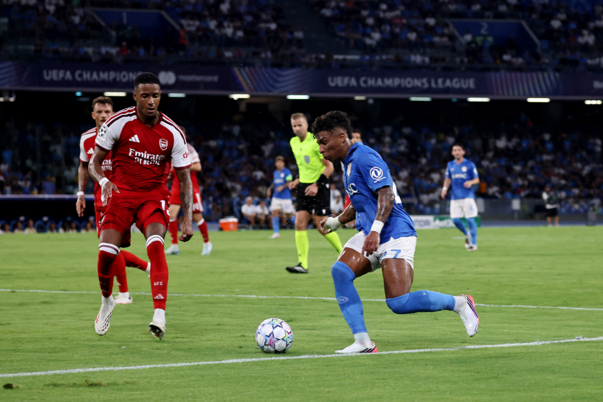 NÁPOLES, ITÁLIA - 09 DE SETEMBRO: Alisson Santos do SSC Napoli durante a partida MD1 da UEFA Champions League 2026/27 League Stage entre SSC Napoli e Arsenal FC no Stadio Diego Armando Maradona em 09 de setembro de 2026 em Nápoles, Itália. (Foto de Maurício Lagana/Getty Images)